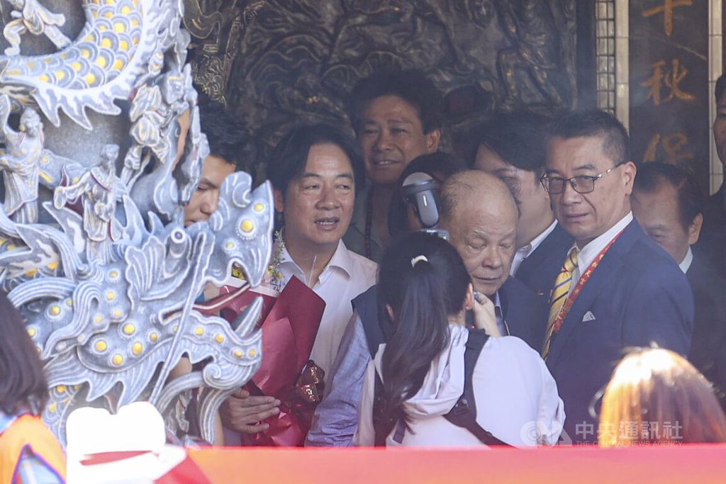 賴總統赴藍營票倉拜廟 布局議員初選新人搶曝光 賴總統赴藍營票倉拜廟 布局議員初選新人搶曝光