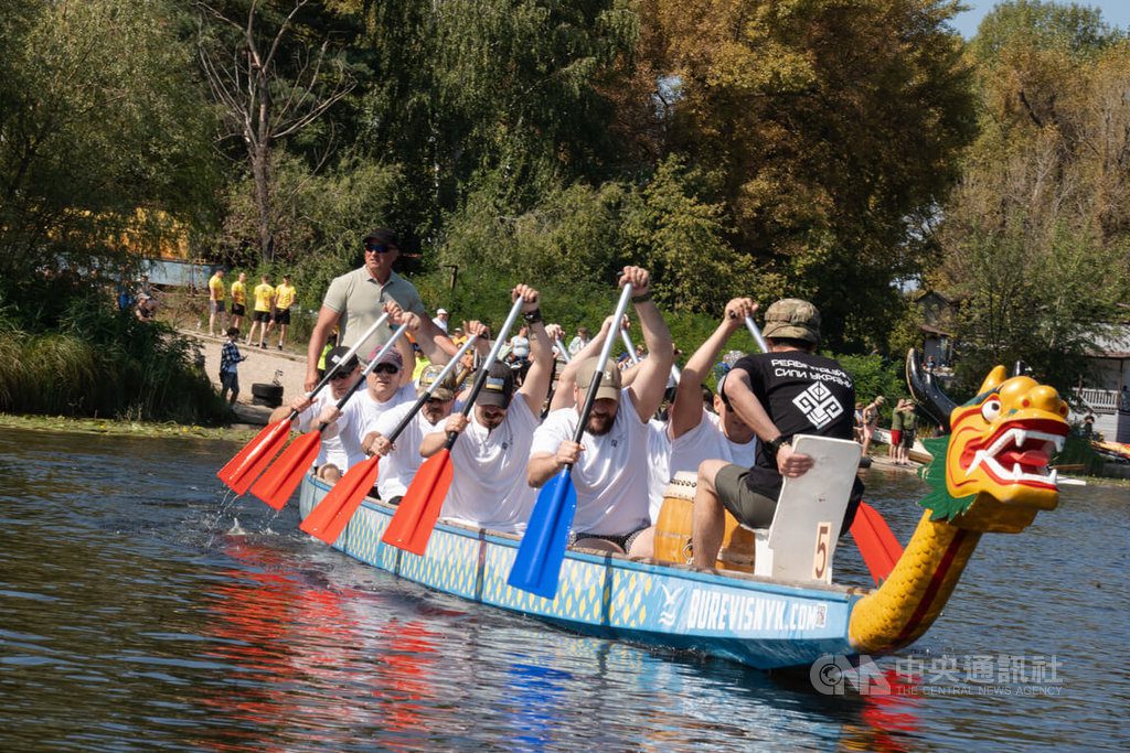 烏克蘭辦首場軍人龍舟賽 助退伍傷兵重燃團隊精神 烏克蘭辦首場軍人龍舟賽 助退伍傷兵重燃團隊精神