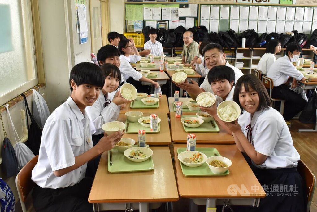 日本缺米台灣捐贈 學生大讚「好呷」與台更貼近 日本缺米台灣捐贈 學生大讚「好呷」與台更貼近