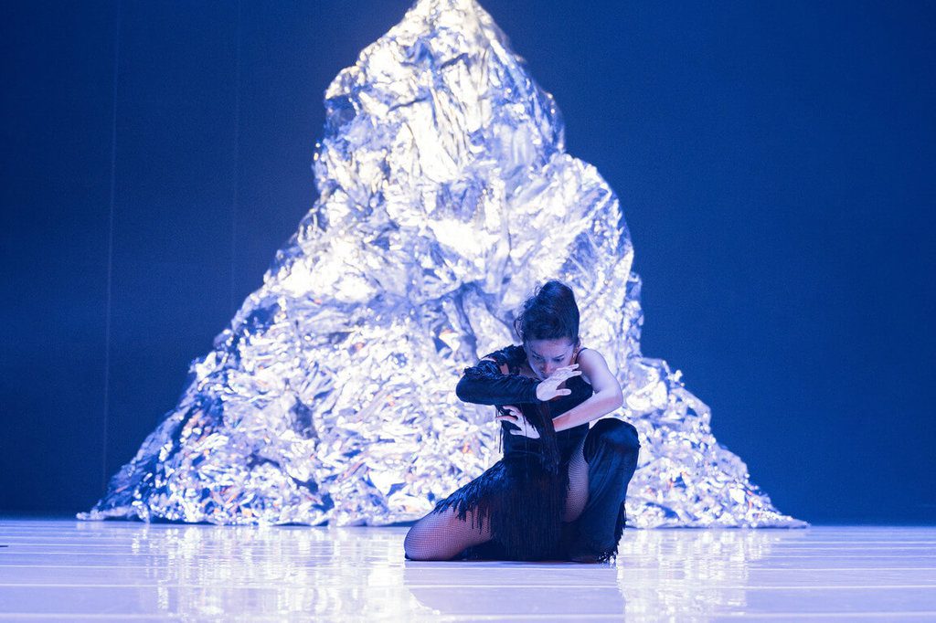 印尼行為藝術家麥拉蒂「斷片」 探索混亂與秩序 印尼行為藝術家麥拉蒂「斷片」 探索混亂與秩序