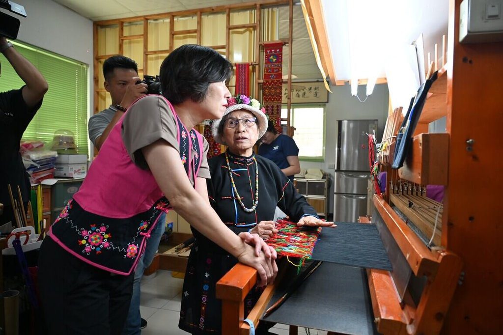 卑南族孫菊花獲認人間國寶 饒慶鈴頒紅榜祝賀 卑南族孫菊花獲認人間國寶 饒慶鈴頒紅榜祝賀