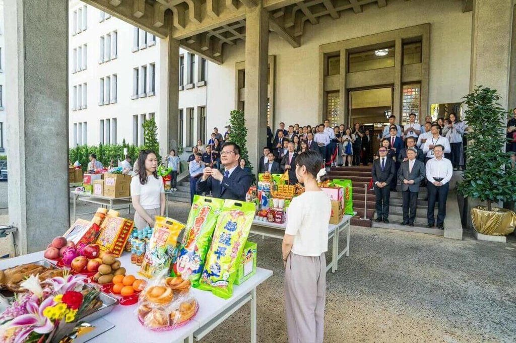 外交部普渡祈福 貝里斯辣椒醬、立陶宛巧克力上供桌 外交部普渡祈福 貝里斯辣椒醬、立陶宛巧克力上供桌