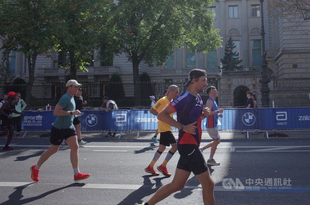 柏林馬拉松首鬆綁耳機禁令  跑者讚兼顧音樂與安全