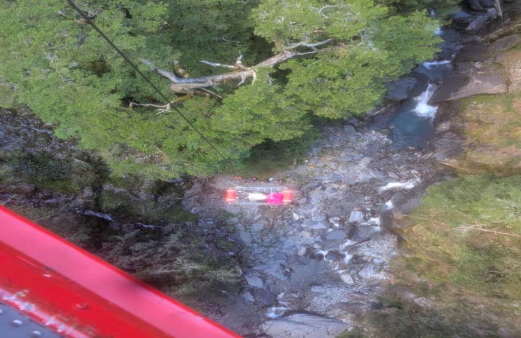 中央尖山女山友墜谷 花蓮空勤黑鷹直升機救援 中央尖山女山友墜谷 花蓮空勤黑鷹直升機救援