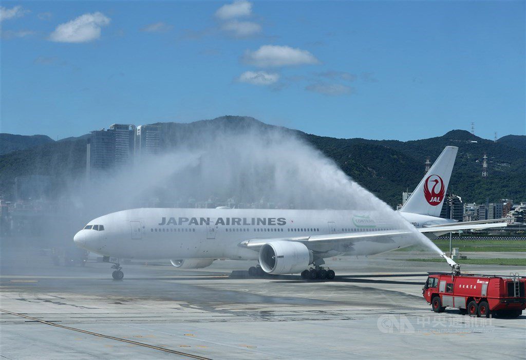 日本自衛隊飛機衝出跑道 新潟機場跑道暫關 日本自衛隊飛機衝出跑道 新潟機場跑道暫關