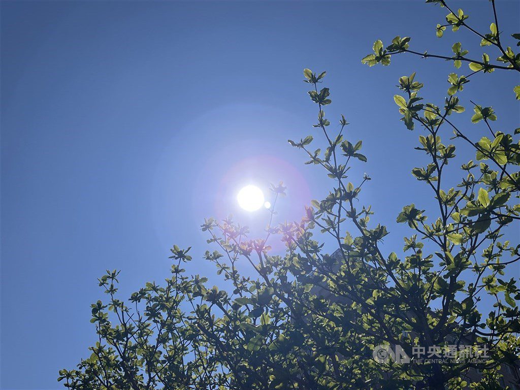 雙北桃園亮高溫燈號 台東恆春半島大雨特報 雙北桃園亮高溫燈號 台東恆春半島大雨特報