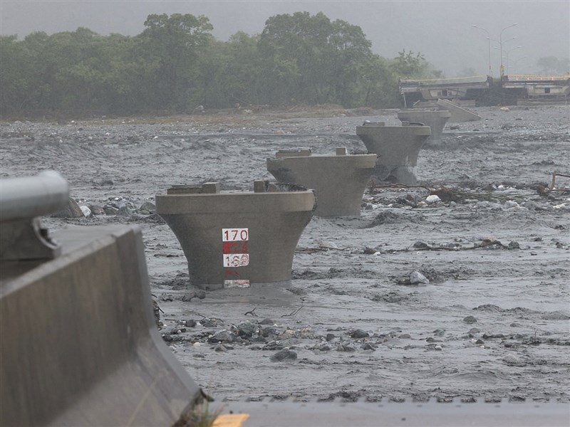 馬太鞍溪堰塞湖 中央災害應變中心估溢流將變少 馬太鞍溪堰塞湖 中央災害應變中心估溢流將變少