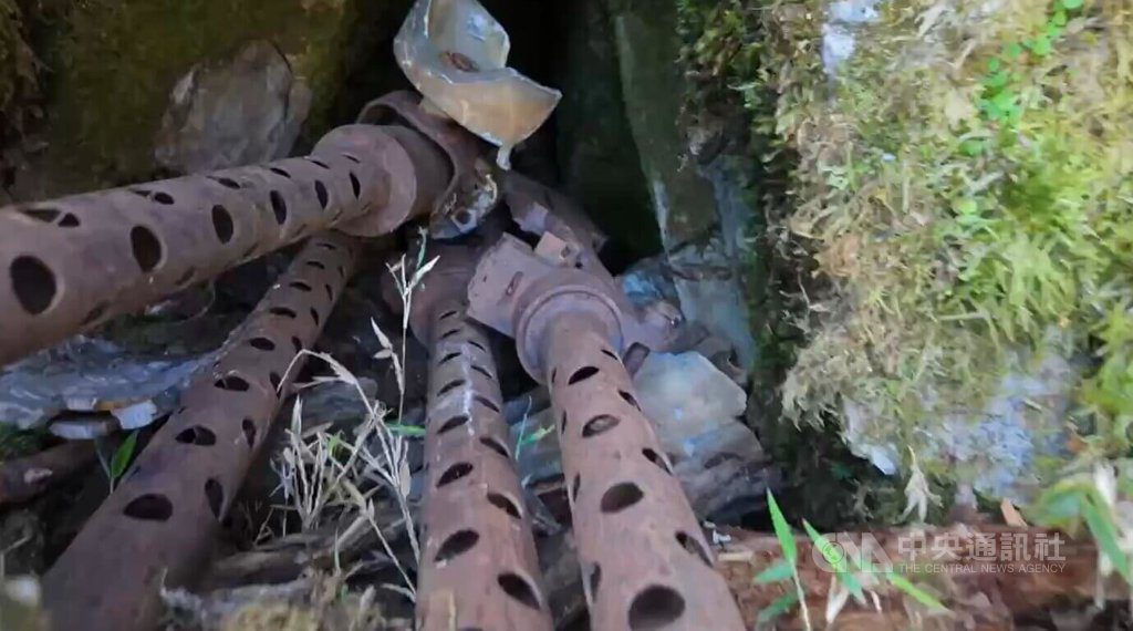 遺落深山80年 墜毀中央山脈美軍機機槍被運下山 遺落深山80年 墜毀中央山脈美軍機機槍被運下山