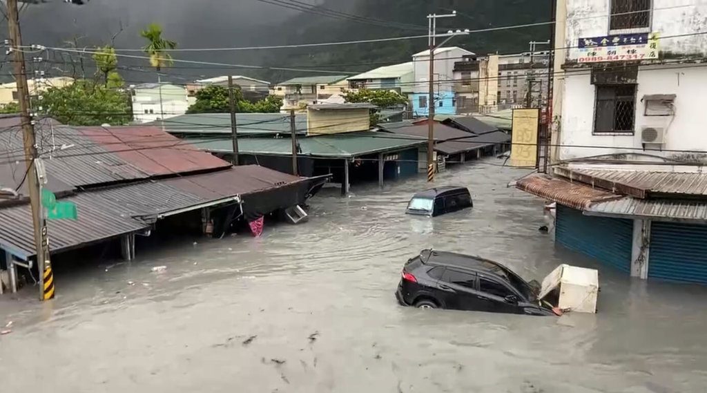 馬太鞍溪堰塞湖溢流 民進黨黨公職全力協助救災 馬太鞍溪堰塞湖溢流 民進黨黨公職全力協助救災