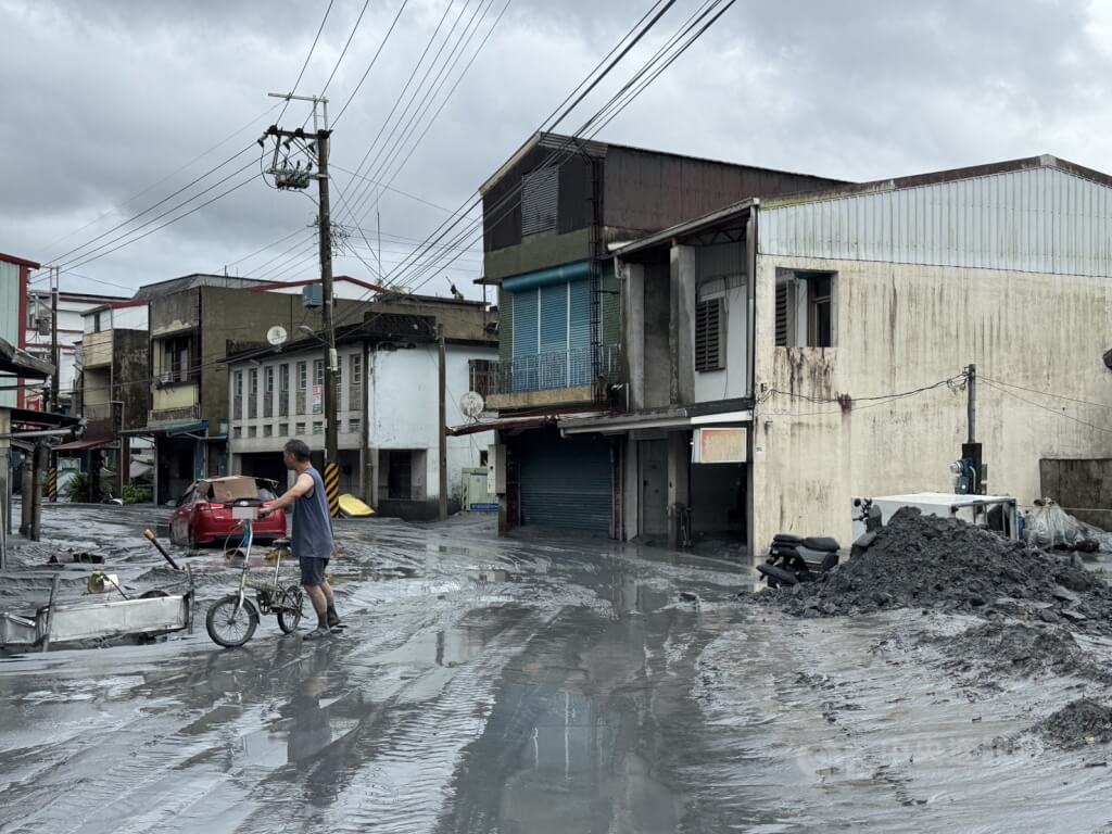 堰塞湖溢流重創光復鄉 災民急需飲用水等物資 堰塞湖溢流重創光復鄉 災民急需飲用水等物資