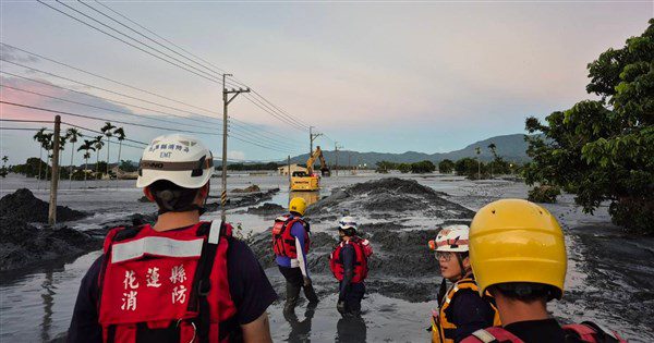 堰塞湖溢流14人仍失聯 擴大9處範圍地毯式搜索 堰塞湖溢流14人仍失聯 擴大9處範圍地毯式搜索