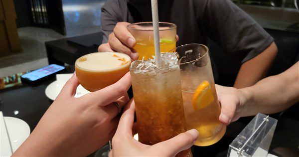 研究:人貪杯或源自黑猩猩 牠吃發酵水果相當於喝酒 研究:人貪杯或源自黑猩猩 牠吃發酵水果相當於喝酒