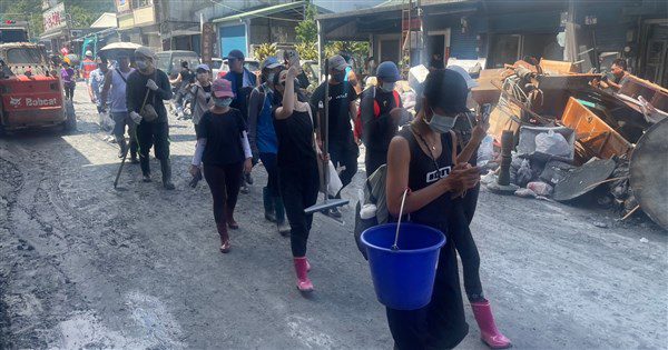 花蓮堰塞湖溢流7失聯持續搜救 光復湧清理家園志工 花蓮堰塞湖溢流7失聯持續搜救 光復湧清理家園志工
