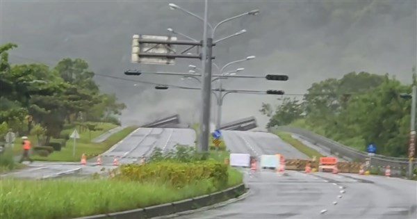 花蓮堰塞湖溢流 沖斷下游馬太鞍溪橋 花蓮堰塞湖溢流 沖斷下游馬太鞍溪橋