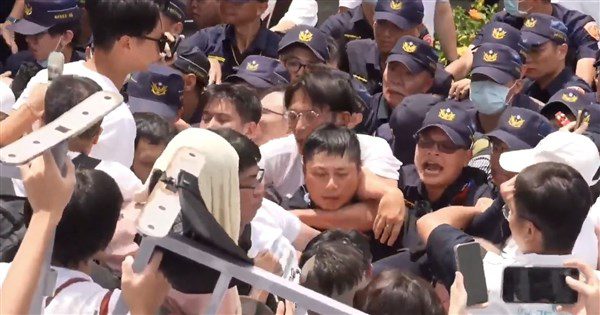 民眾黨走讀衝突 北市警通知黃國昌等3人到案說明 民眾黨走讀衝突 北市警通知黃國昌等3人到案說明