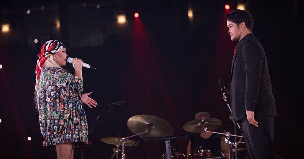 張惠妹唱「鋼鐵男子」 林智勝上場接受4萬人歡呼 張惠妹唱「鋼鐵男子」 林智勝上場接受4萬人歡呼