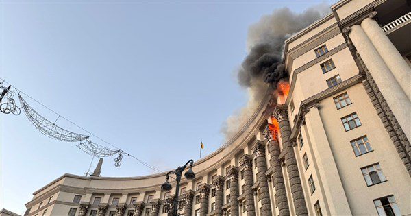 烏克蘭政府機關大樓遇襲 俄羅斯稱攻擊軍事目標 烏克蘭政府機關大樓遇襲 俄羅斯稱攻擊軍事目標
