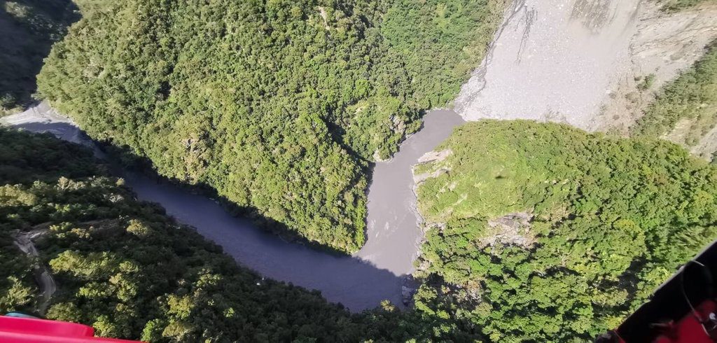 南橫路基坍方土石落溪 林保署:無形成堰塞湖 南橫路基坍方土石落溪 林保署:無形成堰塞湖