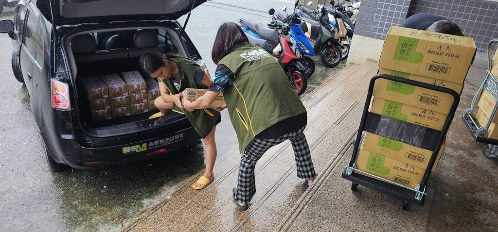 馬太鞍溪堰塞湖溢流釀災 民團緊急安置災民發放物資 馬太鞍溪堰塞湖溢流釀災 民團緊急安置災民發放物資