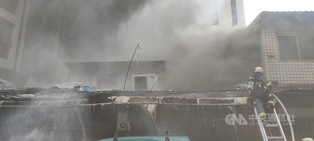 北市木柵路民宅火警1家4人逃屋頂 火勢撲滅無傷 北市木柵路民宅火警1家4人逃屋頂 火勢撲滅無傷