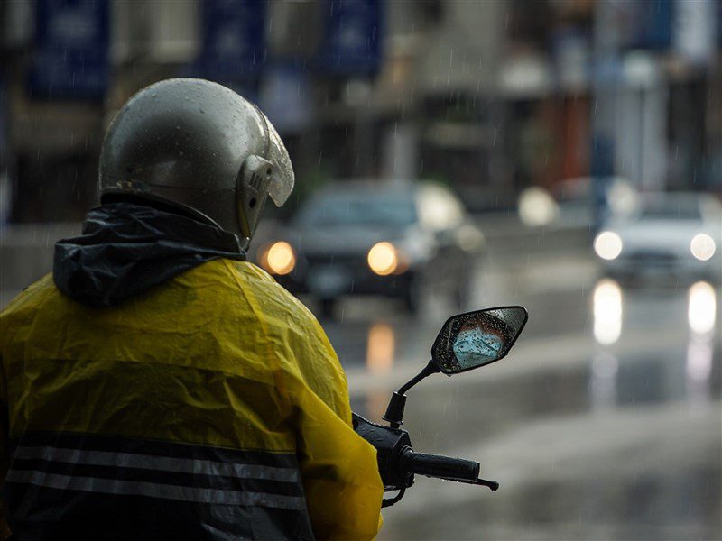 西半部山區4日午後防大雨 週末水氣增全台有雨 西半部山區4日午後防大雨 週末水氣增全台有雨