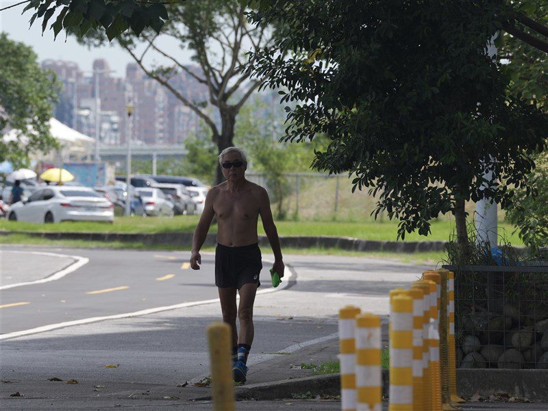 樺加沙外圍影響 迎風面漸歇雨勢北部防焚風飆37度 樺加沙外圍影響 迎風面漸歇雨勢北部防焚風飆37度