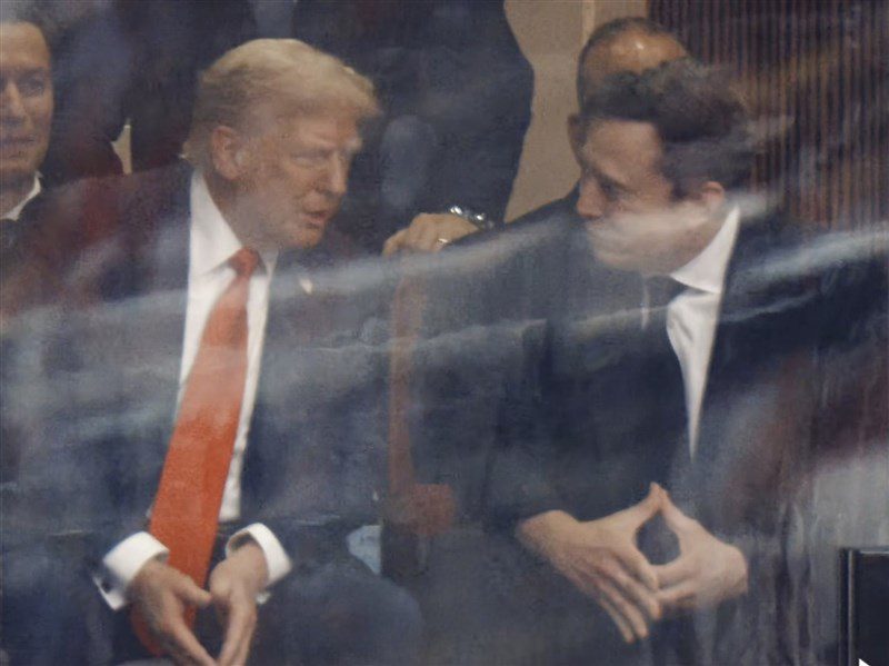 柯克追悼會吸引10萬人潮 川普與馬斯克並肩而坐 柯克追悼會吸引10萬人潮 川普與馬斯克並肩而坐