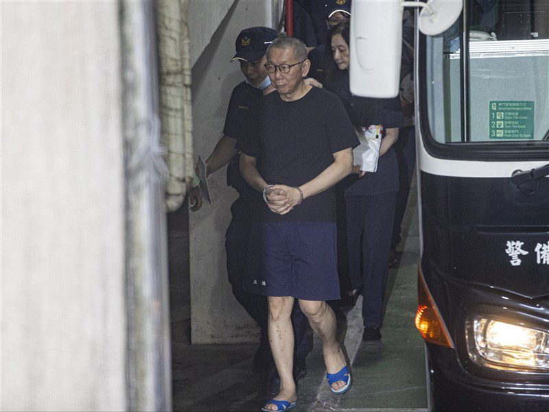 柯文哲激動流淚、應曉薇曝抓蟑螂放生 還押看守所 柯文哲激動流淚、應曉薇曝抓蟑螂放生 還押看守所