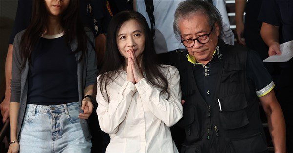 京華城案應曉薇獲釋 3千萬元交保配戴電子腳鐶 京華城案應曉薇獲釋 3千萬元交保配戴電子腳鐶