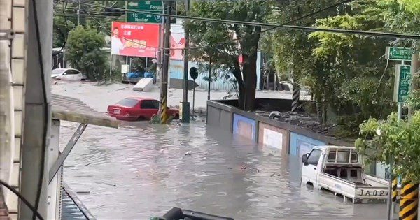 花蓮堰塞湖溢流淹進光復鄉 車輛泡水、民眾受困 花蓮堰塞湖溢流淹進光復鄉 車輛泡水、民眾受困