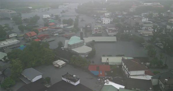 馬太鞍溪堰塞湖溢流2死3失聯 市場抱柱婦人獲救 馬太鞍溪堰塞湖溢流2死3失聯 市場抱柱婦人獲救