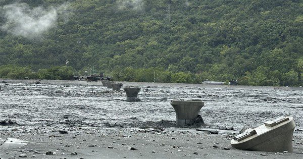 堰塞湖溢流釀災 政院:中央地方不推責任一起做好 堰塞湖溢流釀災 政院:中央地方不推責任一起做好