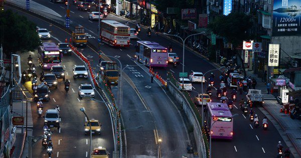 公館圓環施工公車一度塞車 北市:廠商違規將開罰 公館圓環施工公車一度塞車 北市:廠商違規將開罰