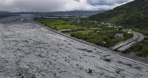 堰塞湖溢流 林保署當天7次紅色警戒通報花蓮縣府 堰塞湖溢流 林保署當天7次紅色警戒通報花蓮縣府