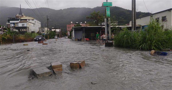 花蓮堰塞湖溢流77人受困 雙北市及台東縣消防馳援 花蓮堰塞湖溢流77人受困 雙北市及台東縣消防馳援