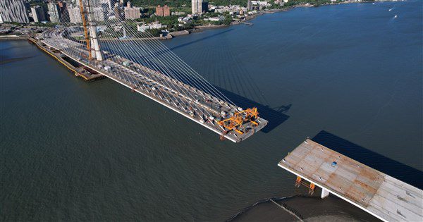 新北淡江大橋最後節塊將吊裝 可望9/16辦合龍儀式 新北淡江大橋最後節塊將吊裝 可望9/16辦合龍儀式