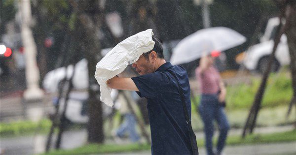 週末全台有雨　7日起逢年度大潮防淹水