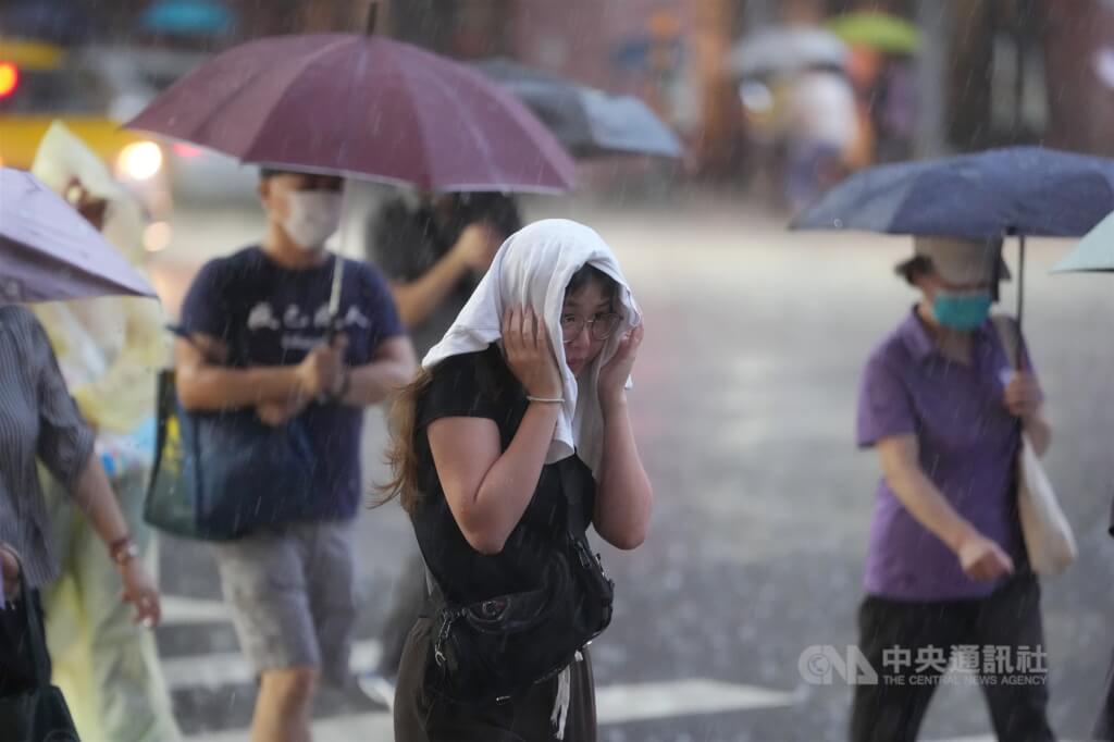 桃園以南防午後大雨 氣象署籲留意颱風樺加沙動向 桃園以南防午後大雨 氣象署籲留意颱風樺加沙動向