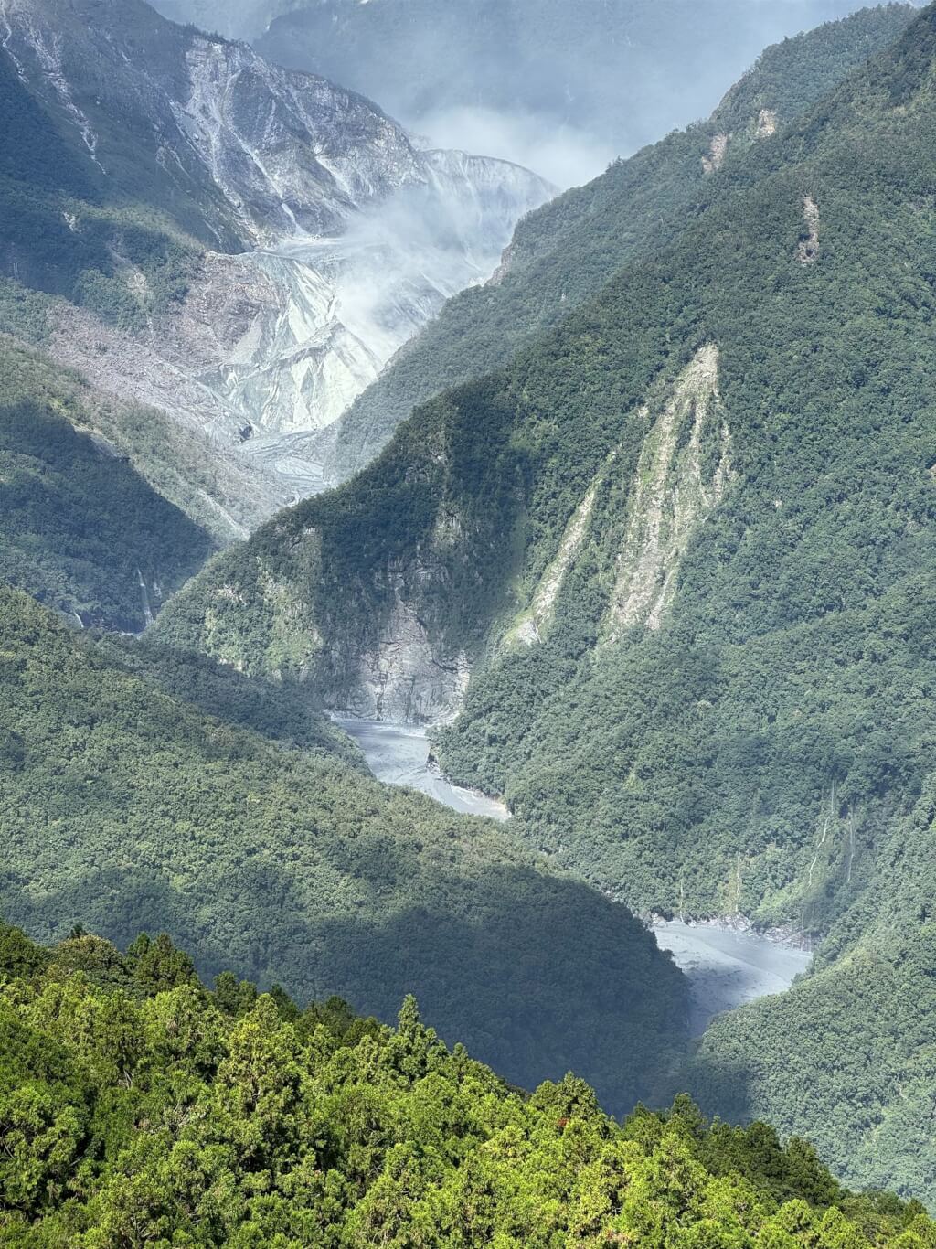 陳駿季：專家評估爆破堰塞湖不可行 以監測危險為主