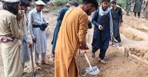 阿富汗強震滅村 災民持鎬掘墓救援人員含淚埋童 阿富汗強震滅村 災民持鎬掘墓救援人員含淚埋童