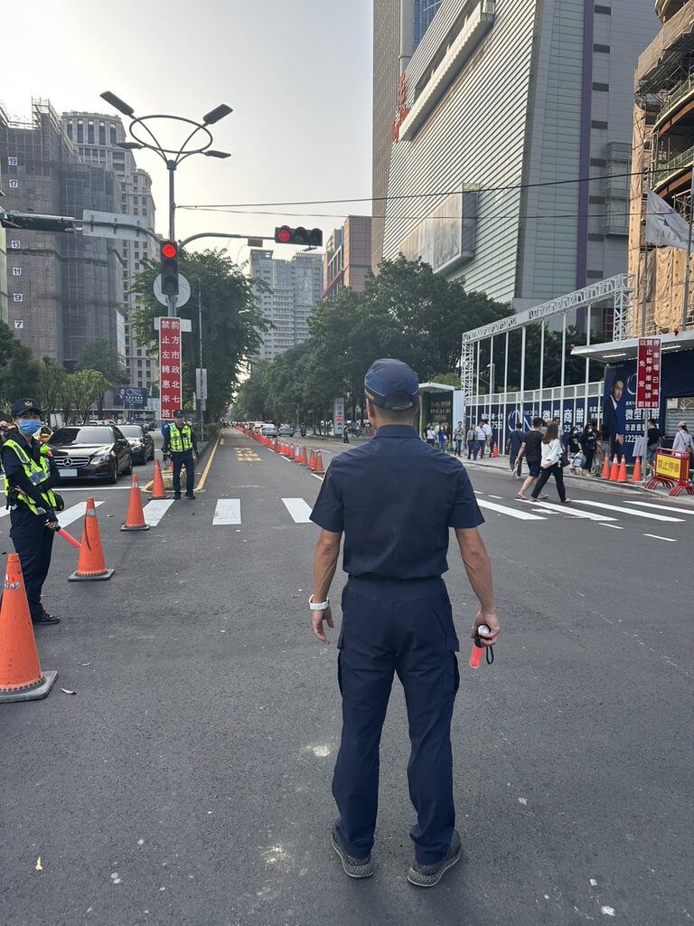 連假第2天台中百貨停車場客滿 警方2度啟動斷流 連假第2天台中百貨停車場客滿 警方2度啟動斷流