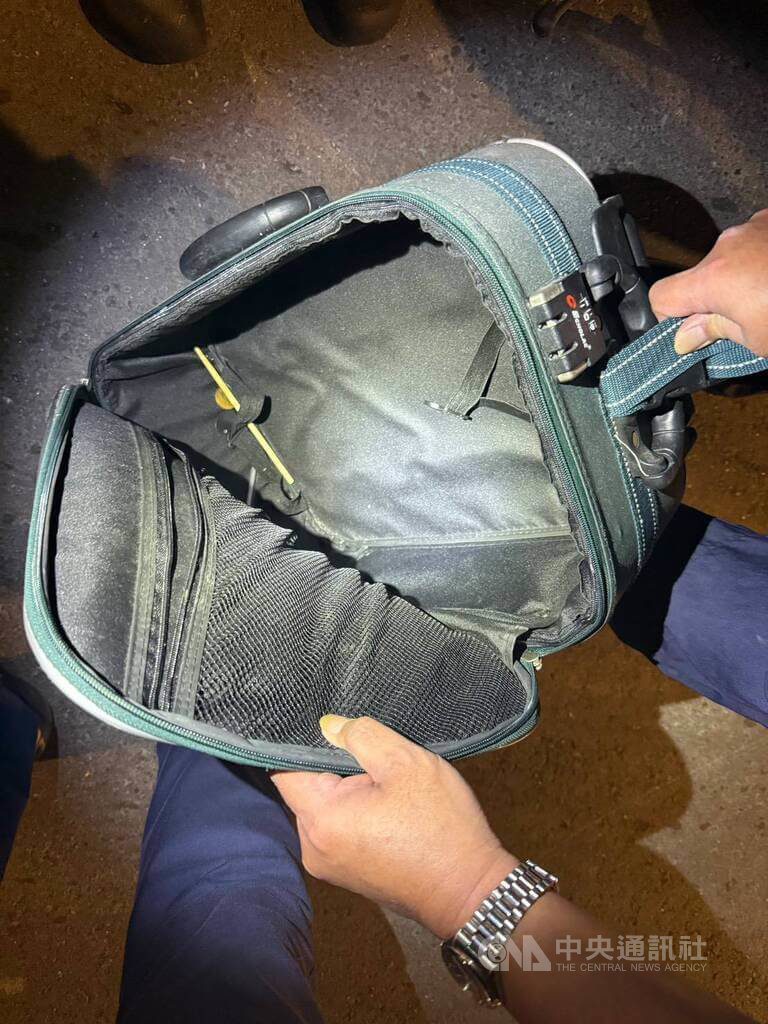 新北華中橋下騎士遭行李箱砸頭 警方調監視器追查 新北華中橋下騎士遭行李箱砸頭 警方調監視器追查