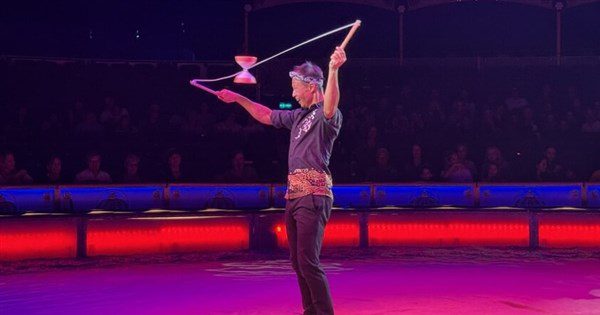 台灣囡仔扯鈴飛上世界舞台 朱泉合展開歐洲馬戲人生 台灣囡仔扯鈴飛上世界舞台 朱泉合展開歐洲馬戲人生