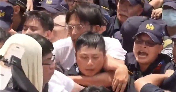 黃國昌陪柯文哲出庭未到案說明 走讀案擬送北檢 黃國昌陪柯文哲出庭未到案說明 走讀案擬送北檢