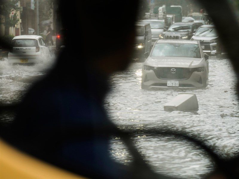 東京破百毫米雨量 JR地鐵站周邊成水鄉澤國 東京破百毫米雨量 JR地鐵站周邊成水鄉澤國