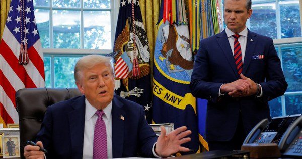 川普將國防部更名戰爭部 防長秀門上掛牌新頭銜 川普將國防部更名戰爭部 防長秀門上掛牌新頭銜