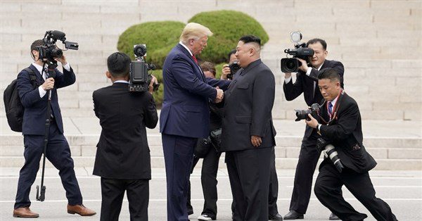 金正恩對川普稱讚有加 開放與美談判但拒棄核 金正恩對川普稱讚有加 開放與美談判但拒棄核