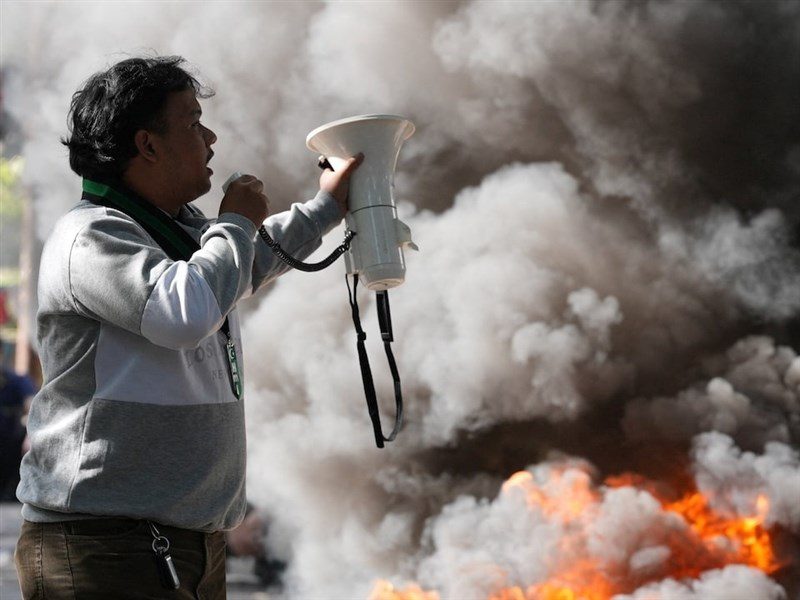 印尼示威釀8死 催淚彈汽油彈齊飛緊張升溫 印尼示威釀8死 催淚彈汽油彈齊飛緊張升溫