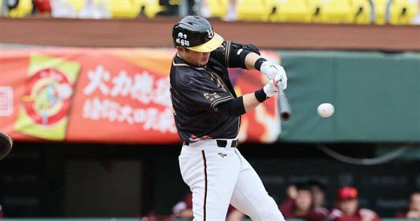 胡金龍引退賽助獅隊奪勝　澄清湖逾萬名球迷嗨