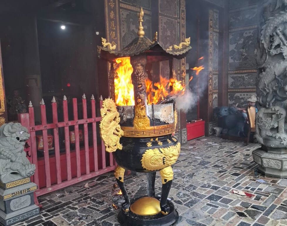 15尊神像丟香爐焚燒辯神明同意　男子遭判刑6月